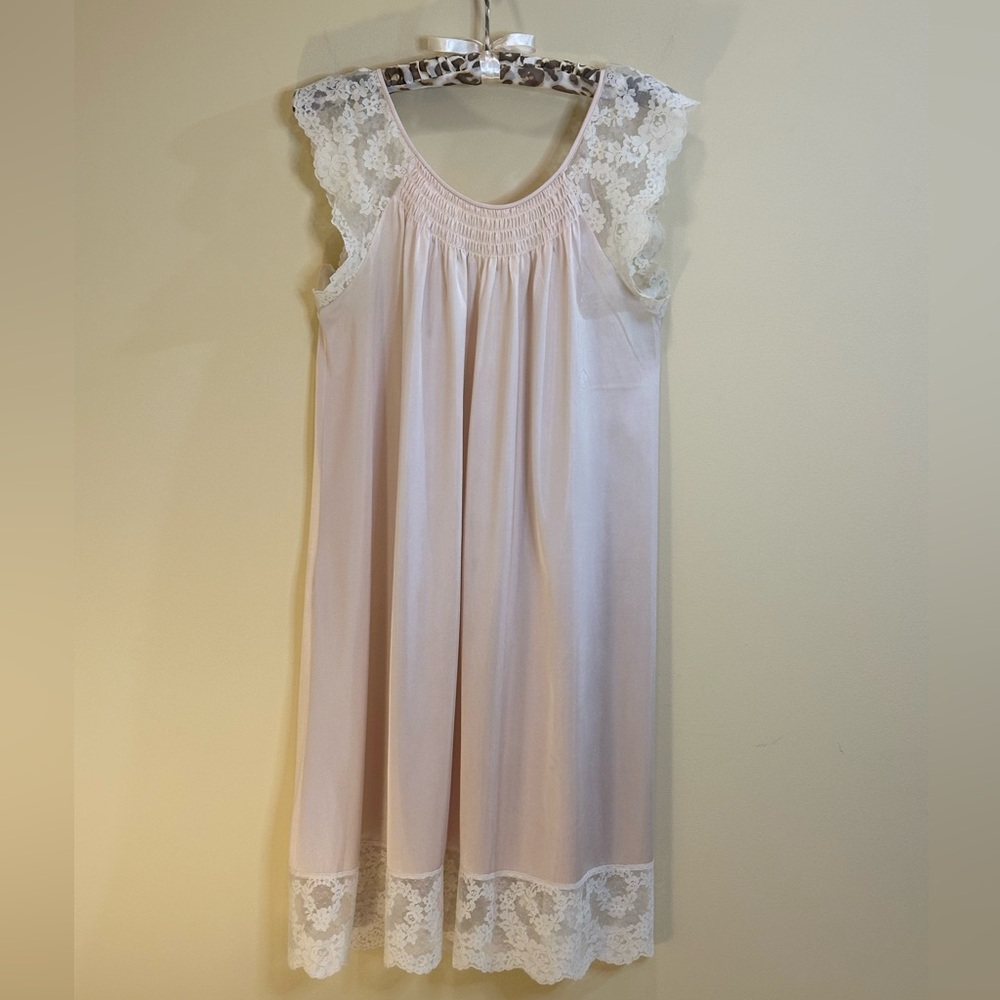 VTG 1970s Komar Beige Smocked & Lace Cap Sleeves Short Nightgown S